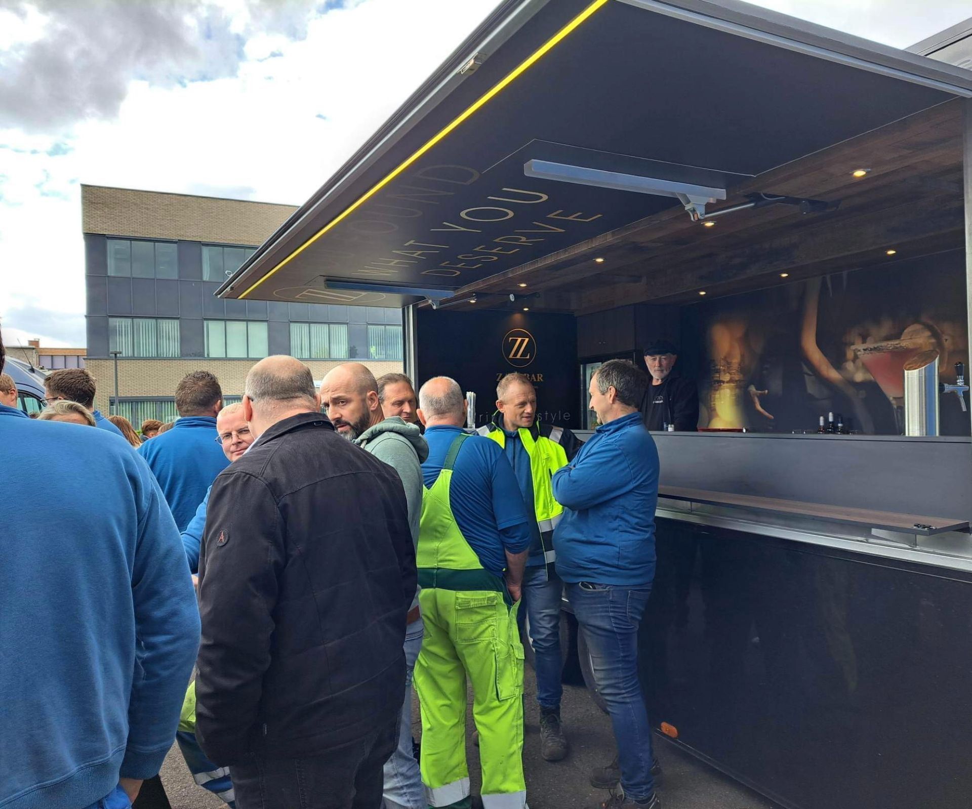 Mobiele bartruck van Zazabar op een bedrijfsevent