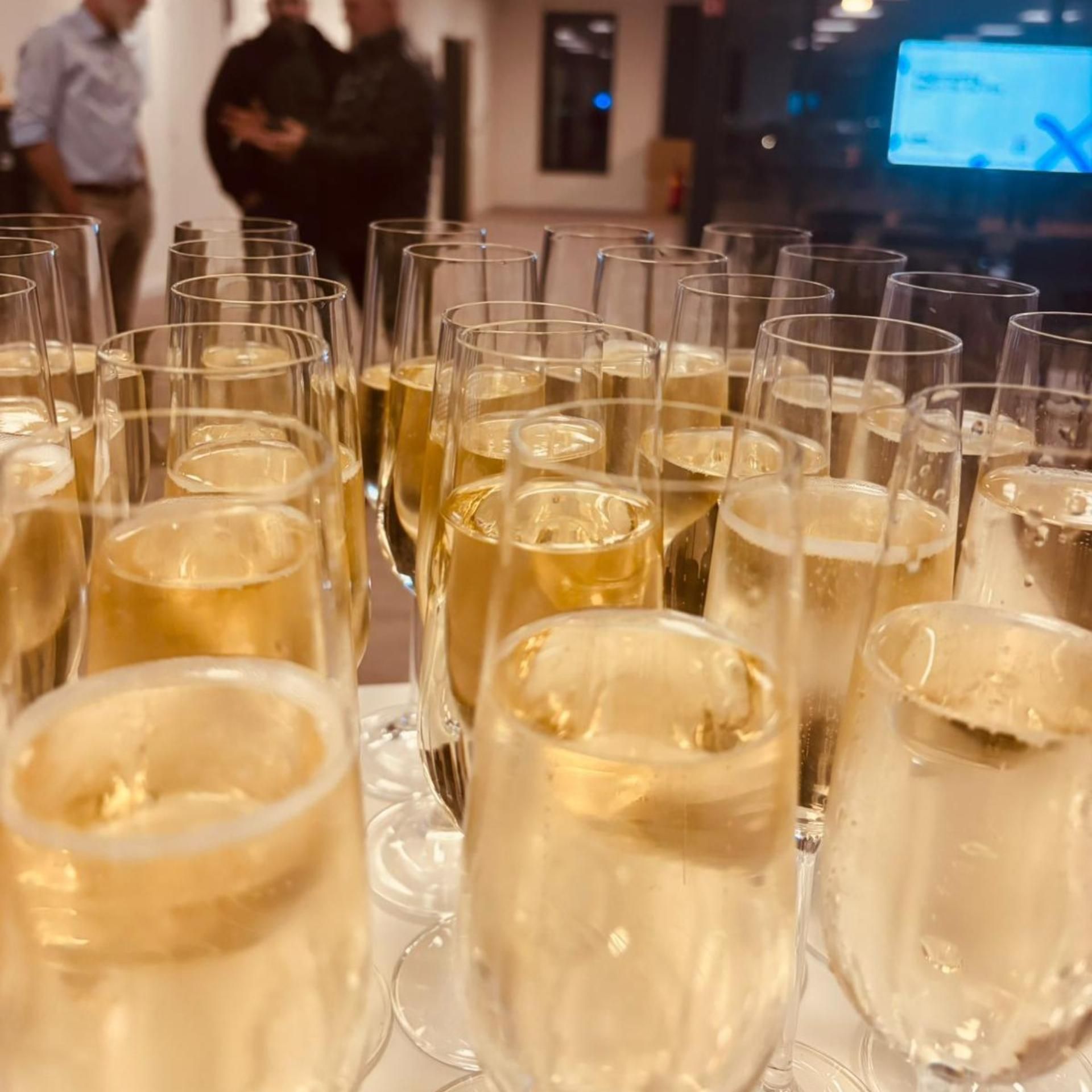 Glazen cava klaar voor een receptie aan de mobiele bartoog